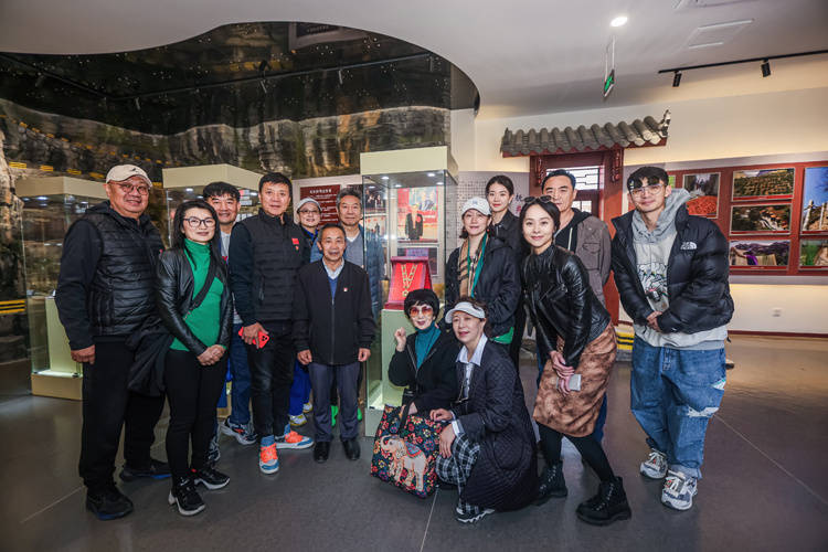 中国电影制片人协会在重庆巫山下庄开展主题党日活动